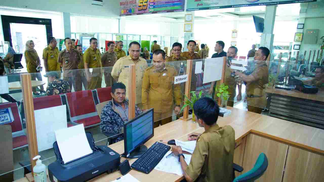 PADUKA ANTAT MUBA: Inovasi Disdukcapil Antar Dokumen Kependudukan Langsung ke Rumah Warga, Wujud Pelayanan Prima dari Pemkab Muba