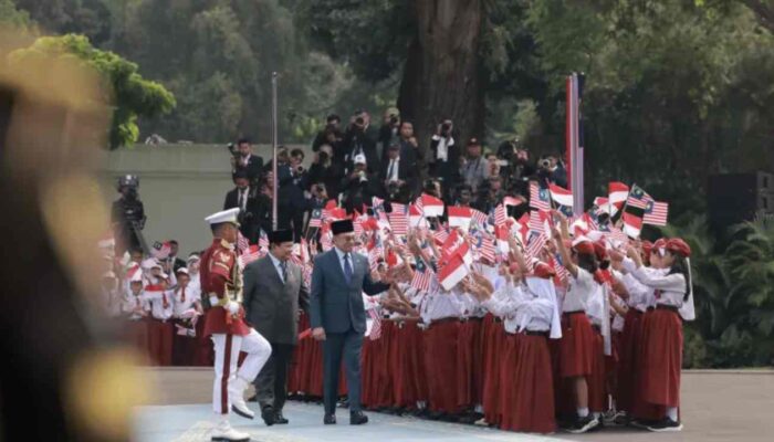 Persahabatan Dua Pemimpin, Prabowo Sambut Hangat PM Anwar Ibrahim di Istana Negara