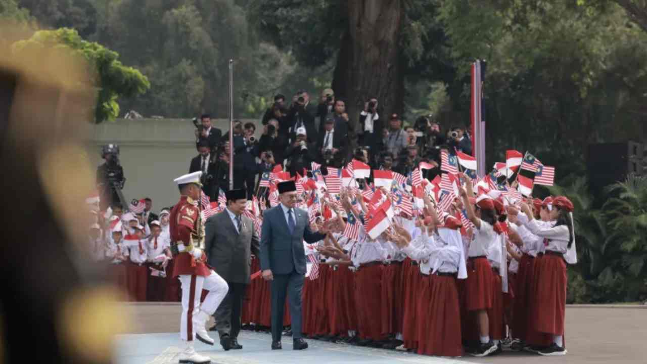 Persahabatan Dua Pemimpin: Prabowo Sambut Hangat PM Anwar Ibrahim di Istana Negara