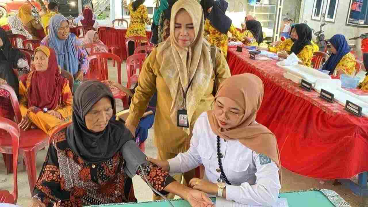 Puskesmas Celikah Aktif Jemput Bola: Ratusan Warga Desa Teloko Nikmati Layanan Kesehatan Komprehensif.