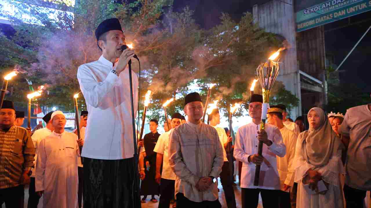Sambut Tahun Baru Islam 1447 H, Wali Kota Ratu Dewa Ikut Meriahkan Pawai Obor di Palembang