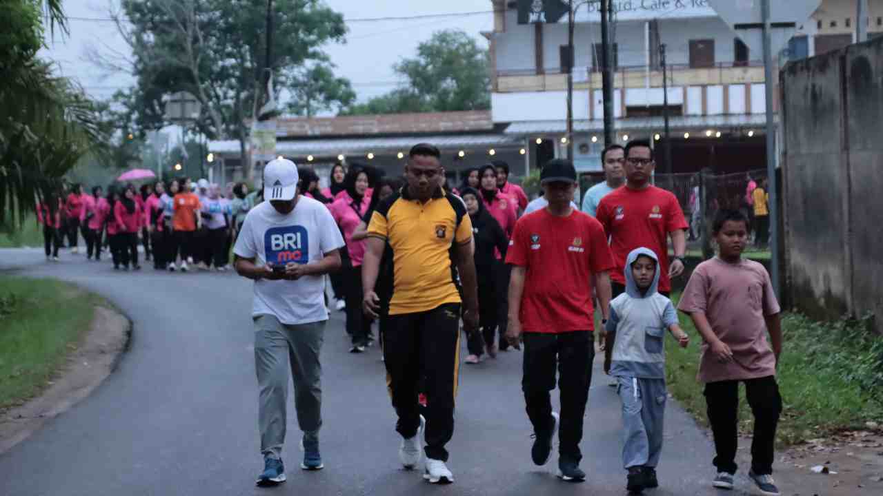 Sinergi Lintas Instansi di OKI: Polres OKI Gelar Fun Walk dan Olahraga Bersama Sambut HUT Bhayangkara ke-79