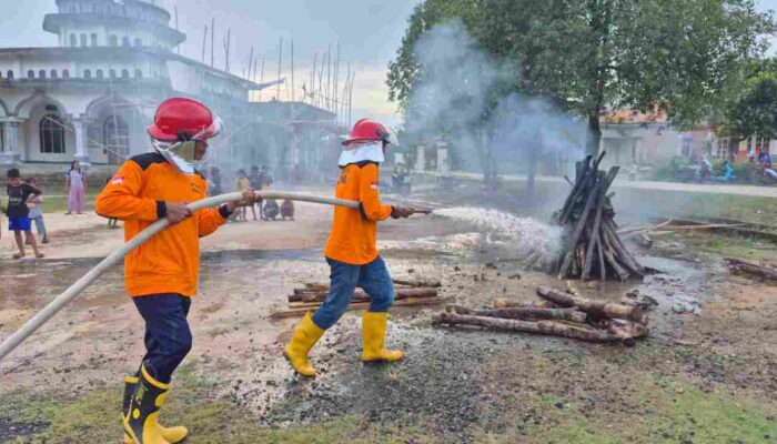  simulasi pemadaman api yang dilakukan oleh Tim KTPA, didampingi oleh Manggala Agni dan Satgas Pemadam Kebakaran Kecamatan Mesuji Raya di halaman Balai Desa Dabuk Makmur