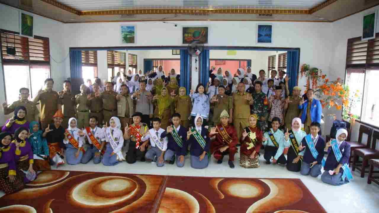 Benteng Nasionalisme dan Literasi Digital: dr. Ratu Tenny Leriva Resmikan Kelas Digital dan Sosialisasikan 4 Pilar MPR di SMAN 1 SP Padang