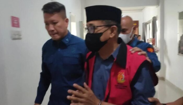 Buron Korupsi Batik Desa, Eks Kadis PMD Sumsel Wilson Serahkan Diri ke Kejari Palembang