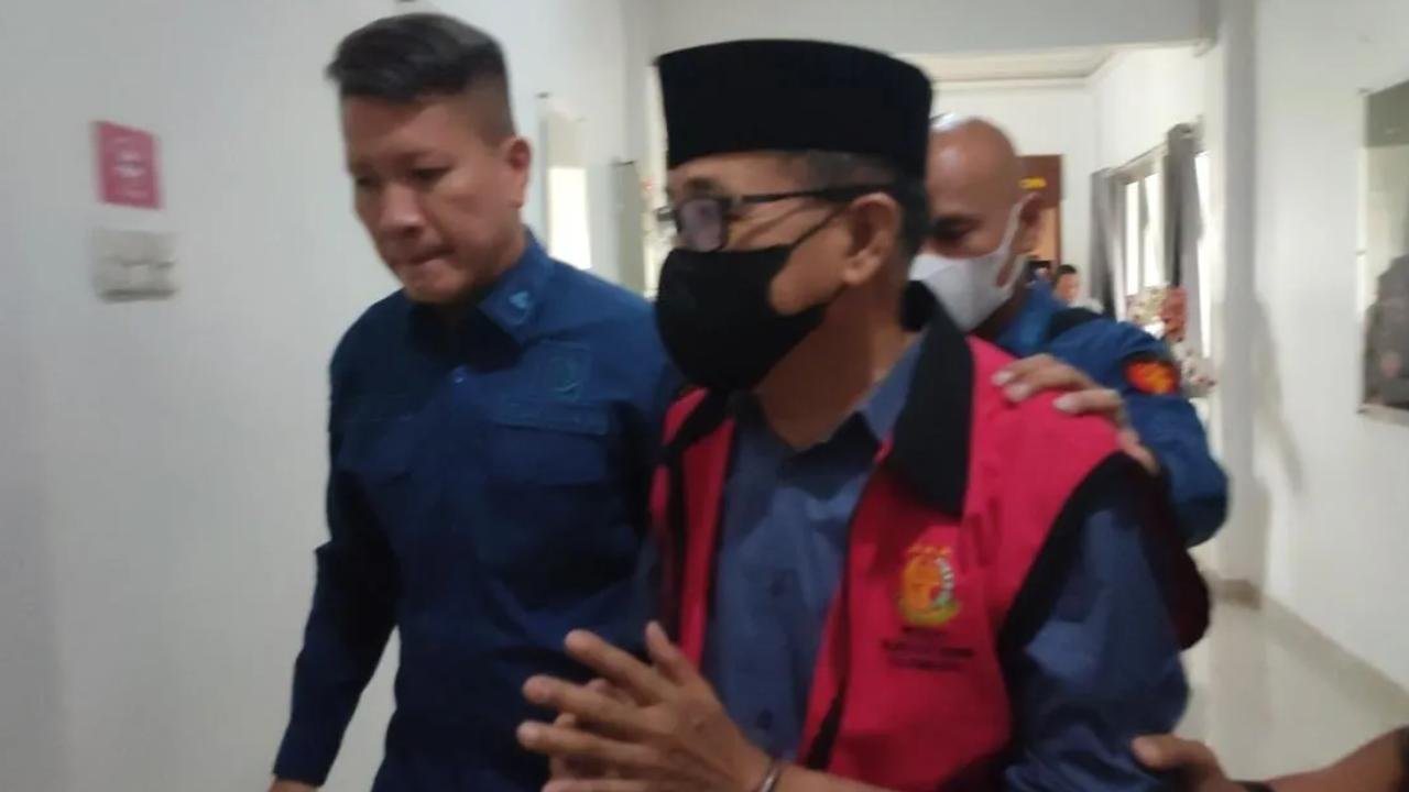 Buron Korupsi Batik Desa, Eks Kadis PMD Sumsel Wilson Serahkan Diri ke Kejari Palembang