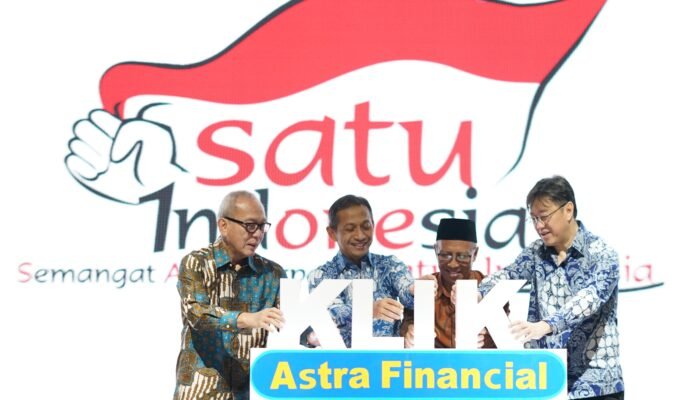 Kick-off Program KLiK Astra Financial yang ditandai dengan peletakan totem huruf ”KLiK” yang diselenggarakan pada Kamis (13/3) di Adora Convention, Medan, Sumatera Utara. Dari kiri ke kanan : Suparno Djasmin – Direktur Astra sekaligus Director In Charge Astra Financial, Khoirul Muttaqien – Kepala OJK Provinsi Sumatera Utara, Adi Wiharto – Ketua Umum Perkumpulan Amal Bakti, Rudy Chen – Direktur Astra sekaligus Director In Charge Astra Financial.