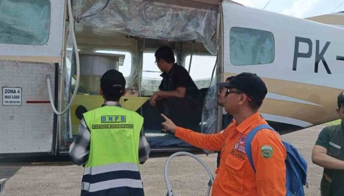Hadapi Puncak Kemarau, Sumsel Genjot Operasi Modifikasi Cuaca dengan Tabur Ribuan Kilogram Garam