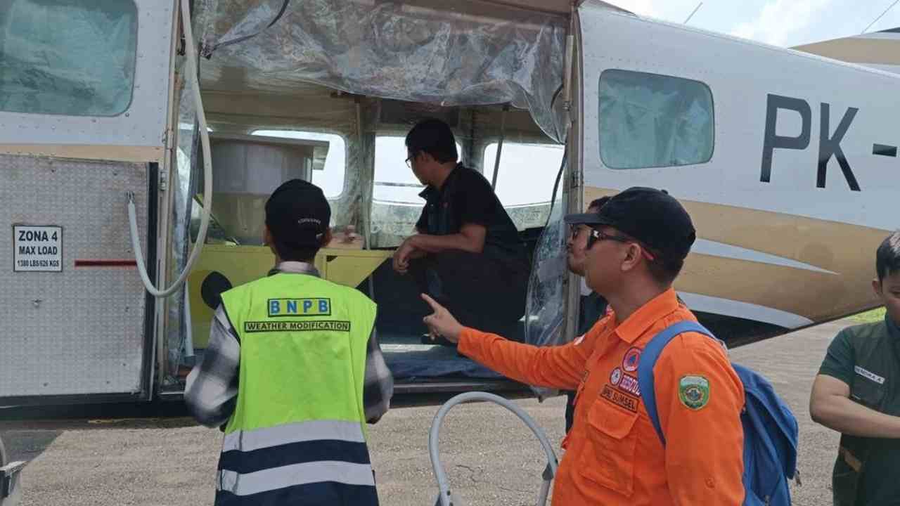 Hadapi Puncak Kemarau, Sumsel Genjot Operasi Modifikasi Cuaca dengan Tabur Ribuan Kilogram Garam