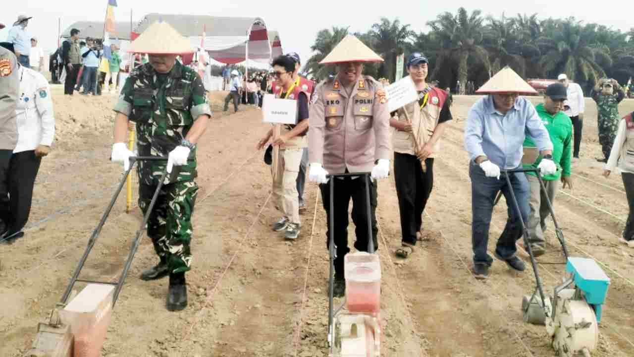 Kapolres OKI Hadiri Penanaman Jagung Serentak di Lahan PT Sampoerna Agro, Perkuat Ketahanan Pangan Daerah