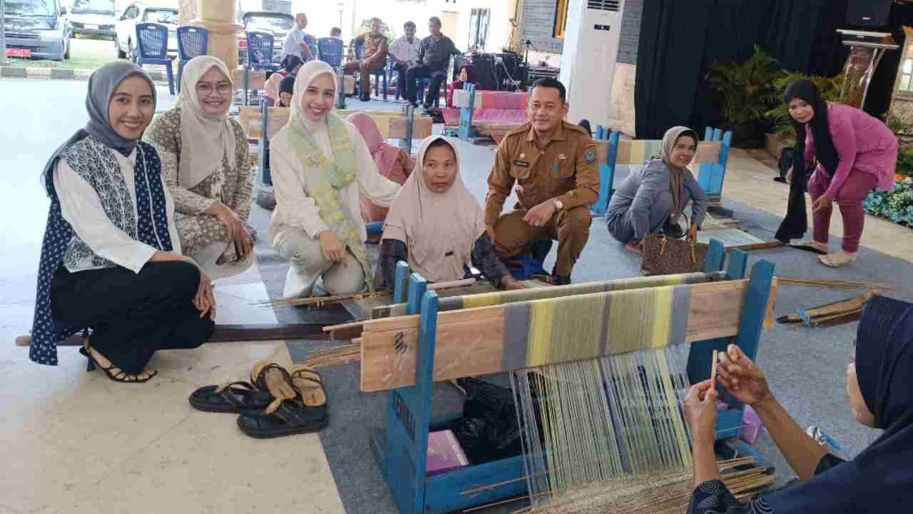 Lestarikan Warisan Budaya, Pengrajin Songket OKI Dilatih Tenun Motif 'Bidak Cukit' Khas Daerah