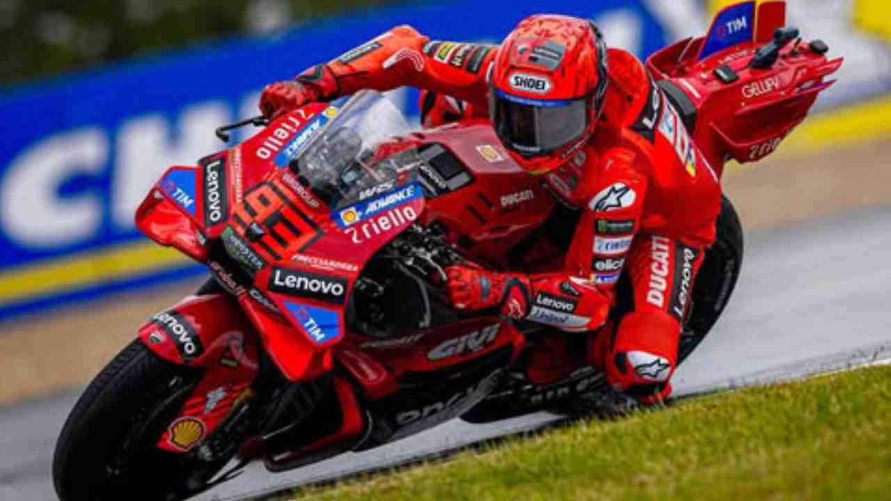 Marc Marquez Juara Sprint Race MotoGP Brno 2025 dalam Duel Sengit, Bagnaia Terpental
