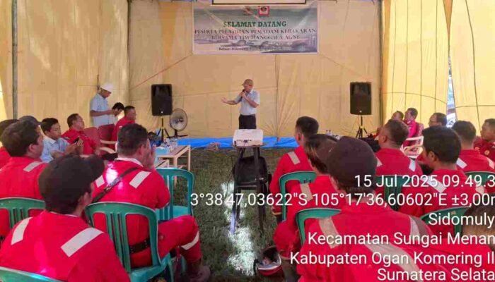 Peserta pelatihan RPK PT Sampoerna Agro Tbk menerima materi teoritis dari instruktur Manggala Agni di Kebun Nawa Surya