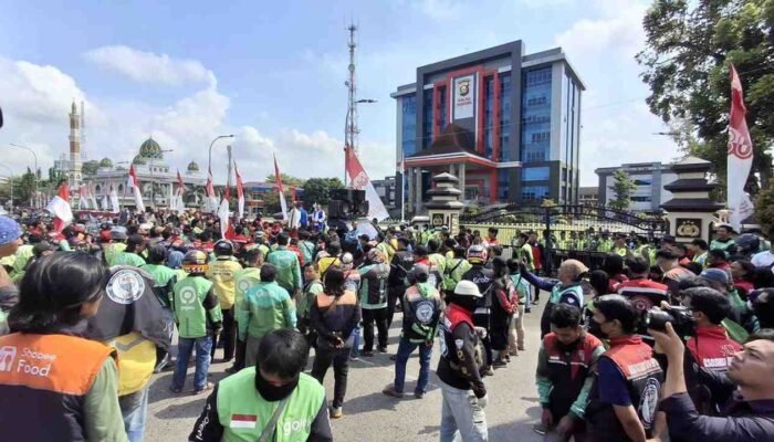 Aksi Damai Ojol di Palembang, Ratusan Driver Desak Polisi Usut Tuntas Kematian Rekan Mereka