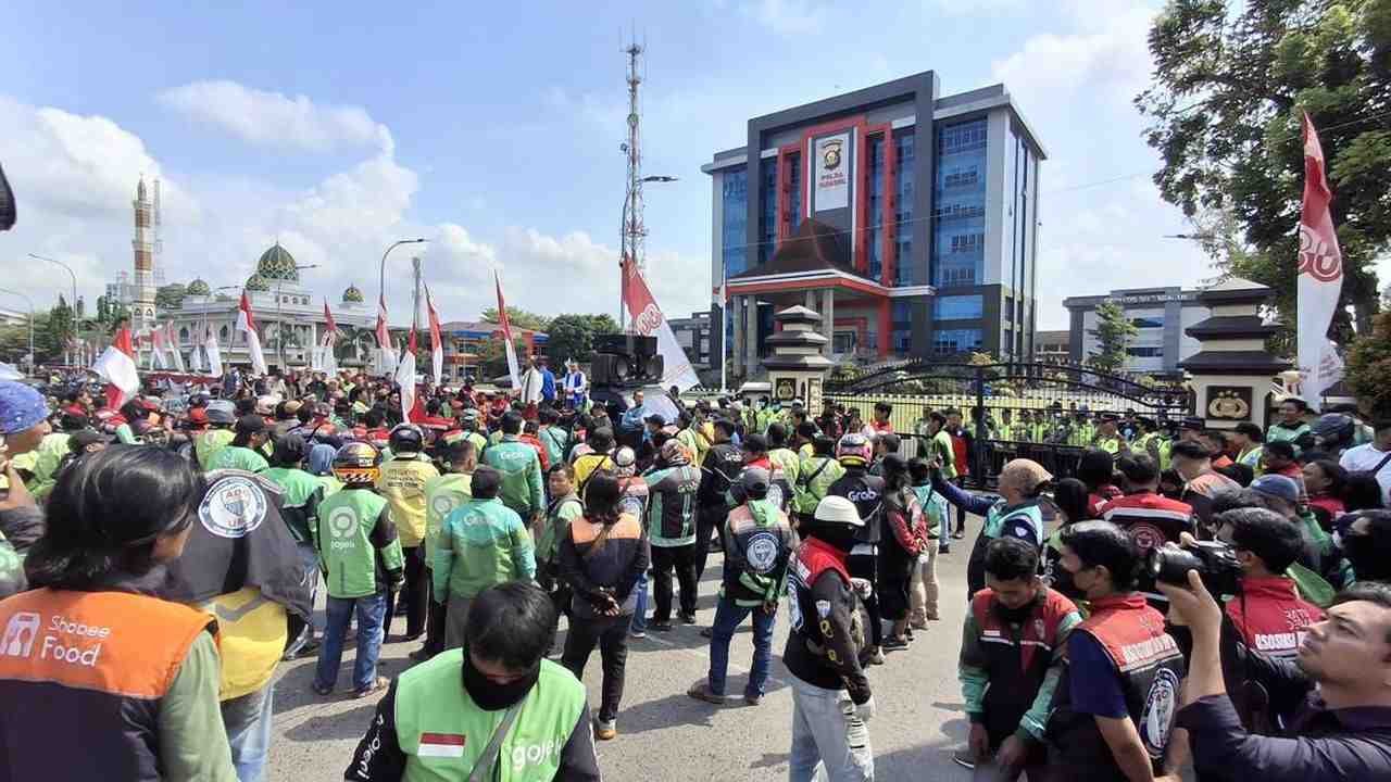 Aksi Damai Ojol di Palembang, Ratusan Driver Desak Polisi Usut Tuntas Kematian Rekan Mereka