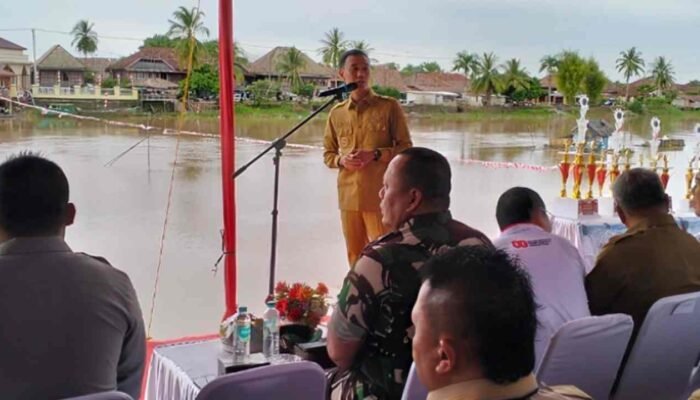 Bupati Muchendi Mahzareki