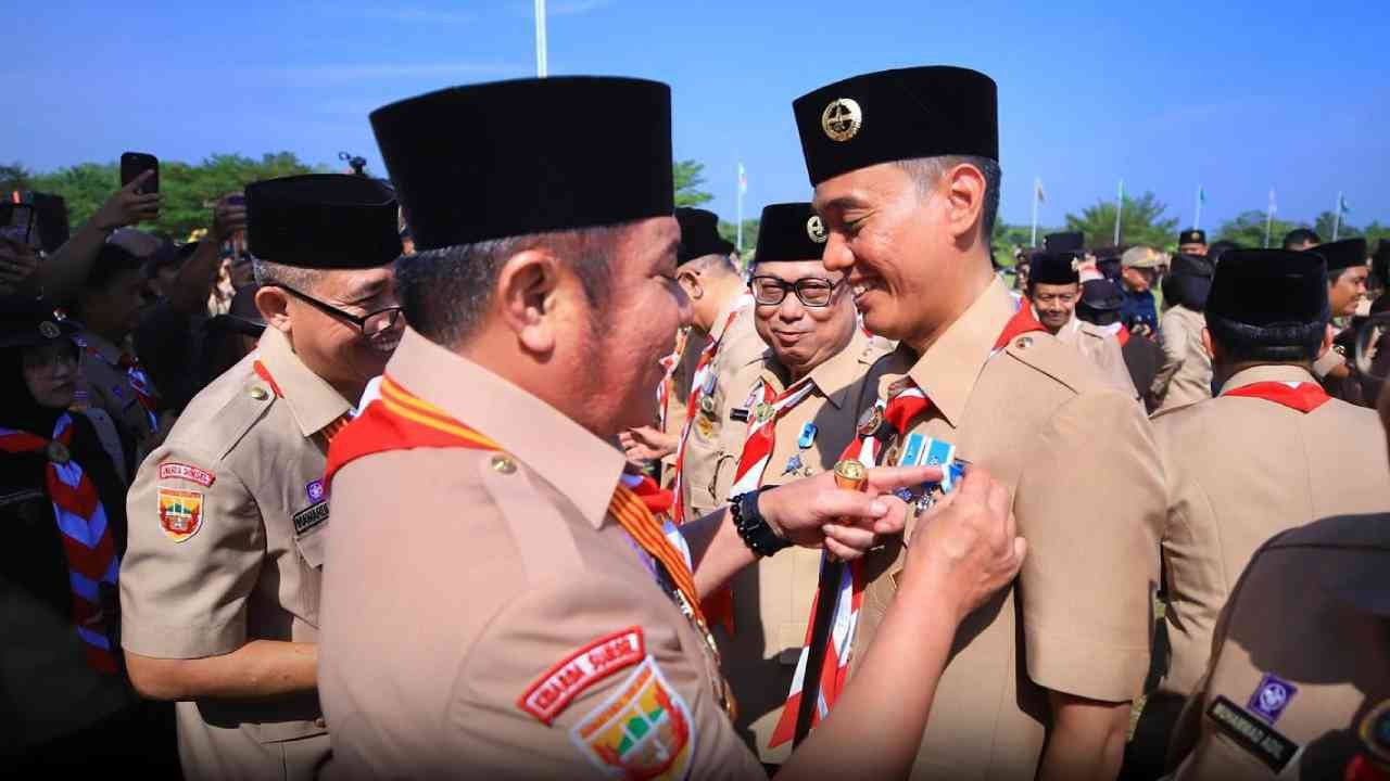 Dedikasi 15 Tahun di Gerakan Pramuka, Bupati OKI H. Muchendi Raih Lencana Panca Warsa III