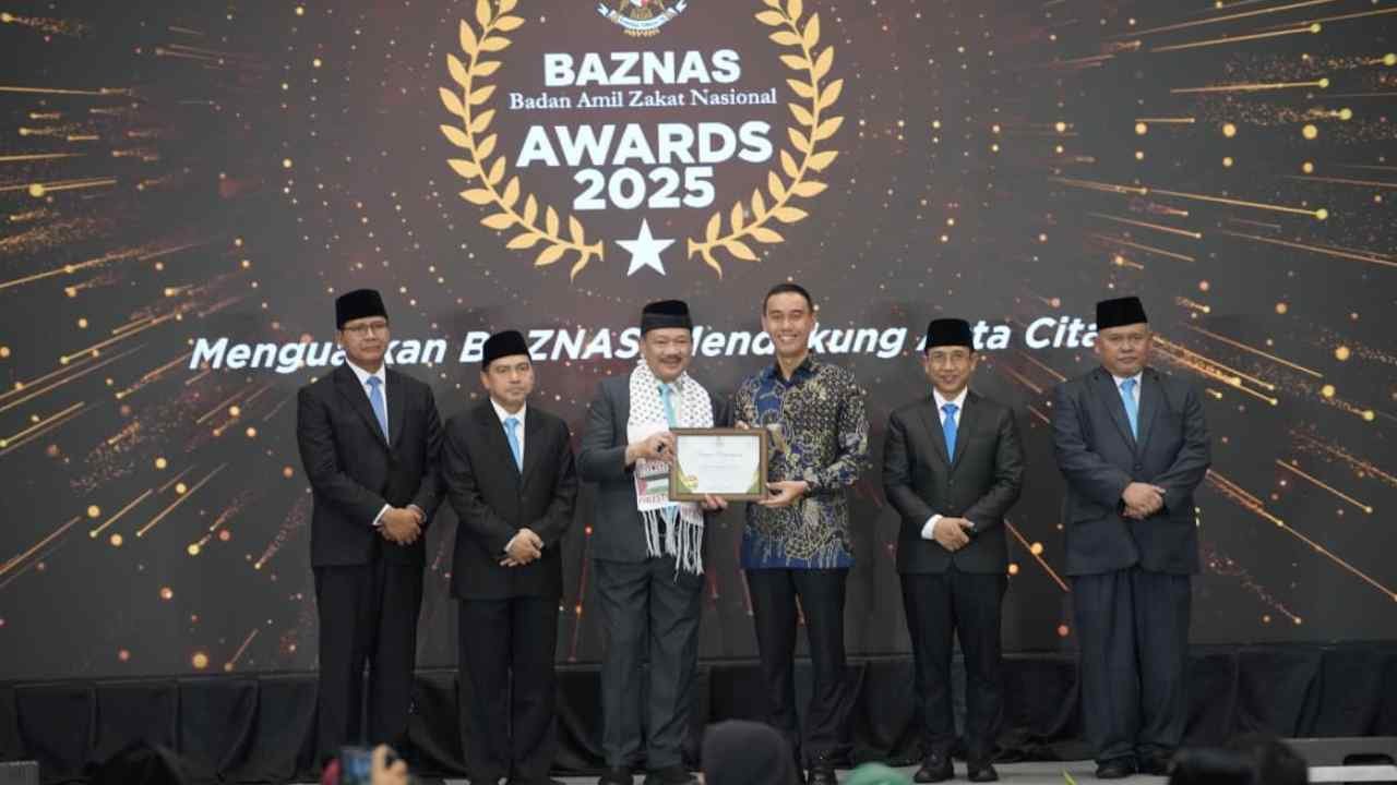 Dukung Gerakan Zakat, Bupati OKI H. Muchendi Raih Penghargaan Baznas Awards 2025