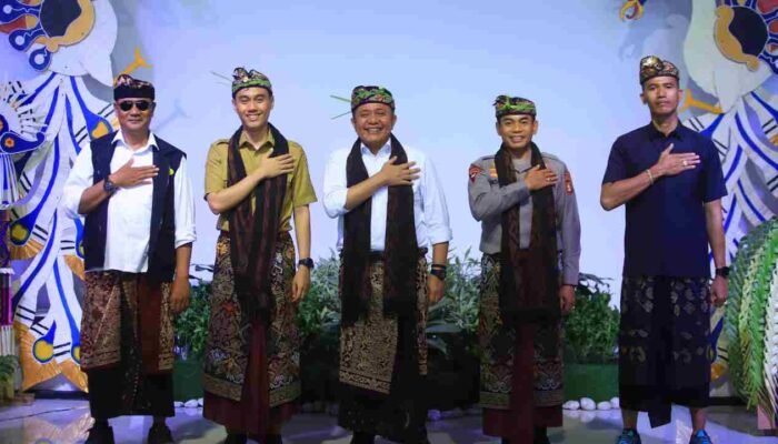 Harmoni di Tanah Transmigran: Herman Deru Terima Gelar Adat Hindu Bali di OKI
