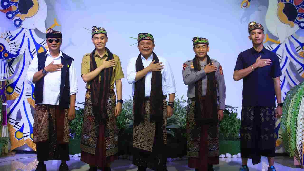 Harmoni di Tanah Transmigran: Herman Deru Terima Gelar Adat Hindu Bali di OKI
