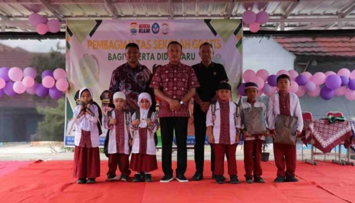 Inovasi Pendidikan di Palembang: SDN 39 Bagikan Ratusan Tas dan Alat Tulis untuk Siswa Baru, Didukung Penuh Kadisdik