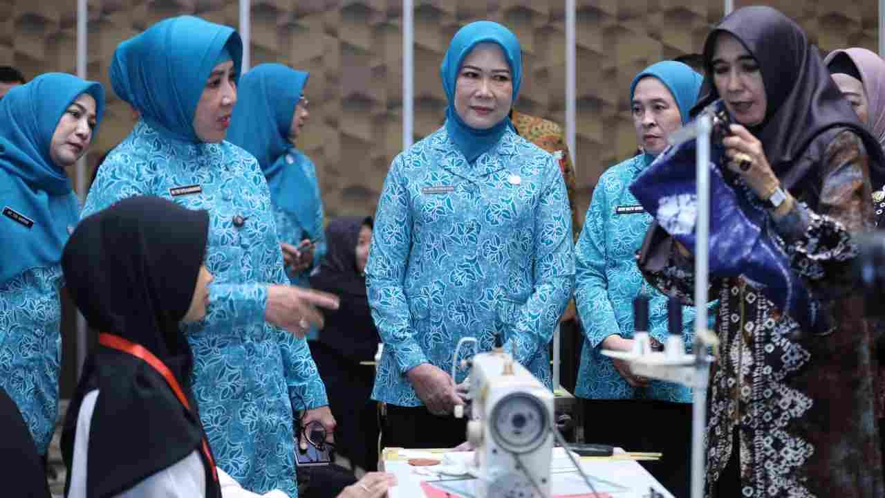 Pemberdayaan Ekonomi Perempuan Sumsel: Ratusan Ibu Rumah Tangga Antusias Ikuti Bimtek Menjahit untuk Wirausaha Baru