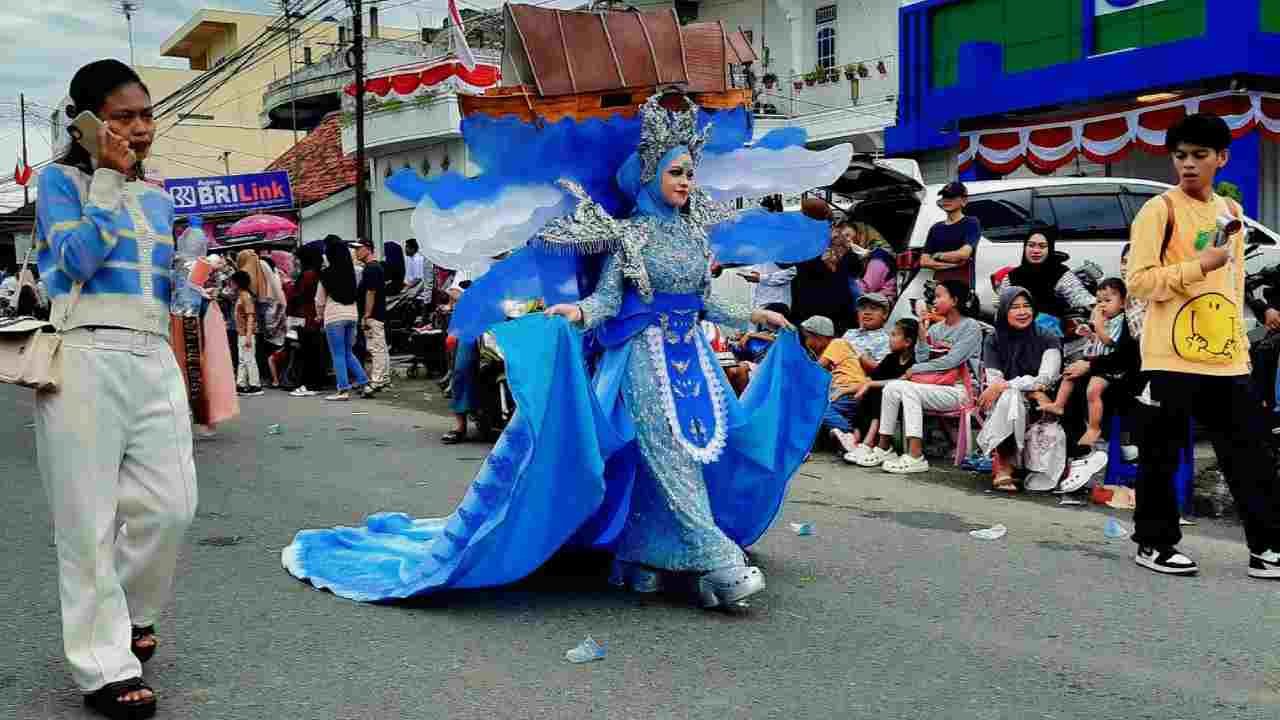 Pesta Karnaval Kemerdekaan di Kayuagung Berakhir Ironi, Jalanan Dipenuhi Tumpukan Sampah.