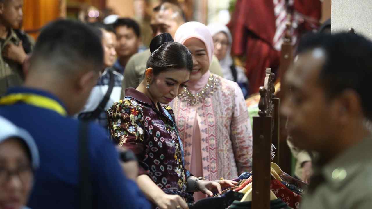 Selvi Gibran Terpukau Kerajinan Sumsel di Kriya Sriwijaya: Borong Songket, Harapkan UMKM Lokal Makin Jaya