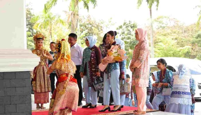 Selvi Gibran di Griya Agung: Pesona Songket Palembang dan Kelezatan Pindang Memukau Ketua Umum Dekranas