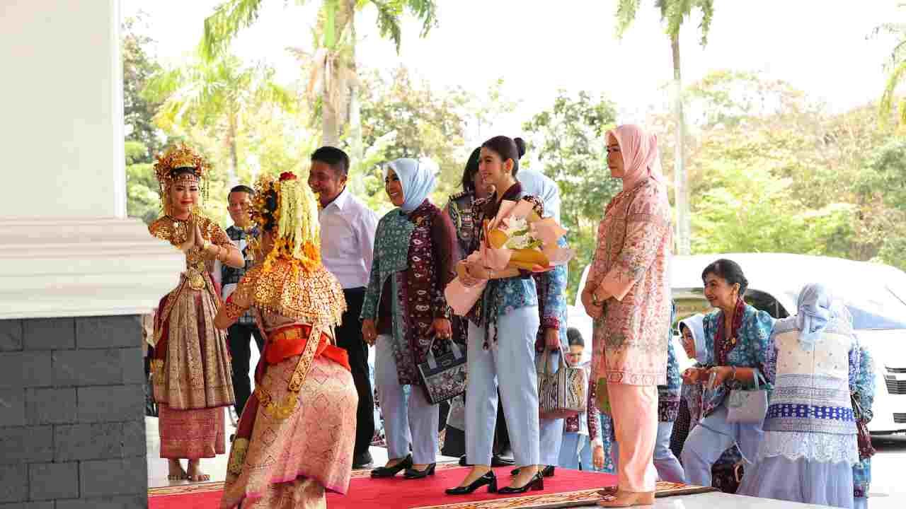 Selvi Gibran di Griya Agung: Pesona Songket Palembang dan Kelezatan Pindang Memukau Ketua Umum Dekranas