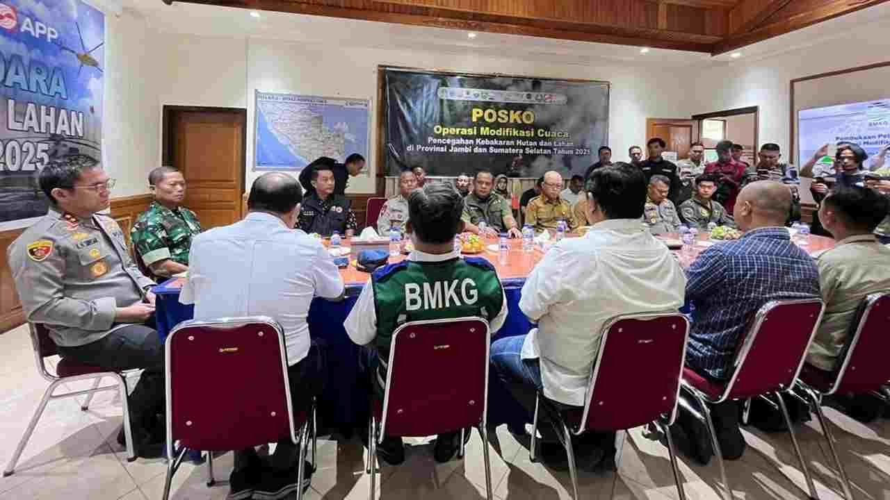 Sinergi Lintas Sektor: APP Group Dukung Operasi Modifikasi Cuaca, Lawan Karhutla di Jambi dan Sumsel