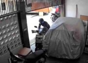Terekam CCTV, Motor Warga di Palembang Dicuri Siang Bolong Saat Rumah Direnovasi