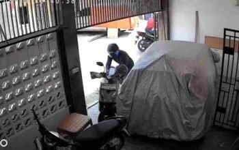 Terekam CCTV, Motor Warga di Palembang Dicuri Siang Bolong Saat Rumah Direnovasi