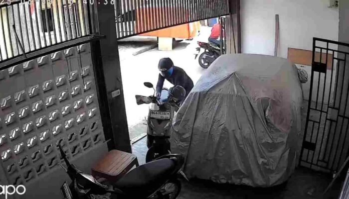 Terekam CCTV, Motor Warga di Palembang Dicuri Siang Bolong Saat Rumah Direnovasi