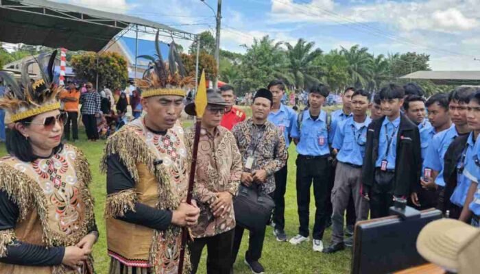 Vice Director PT OKI Pulp & Paper Mills Gadang Harto Hartawan memberikan arahan kepada para pekerja yang baru bergabung di PT OKI Pulp & Paper Mills