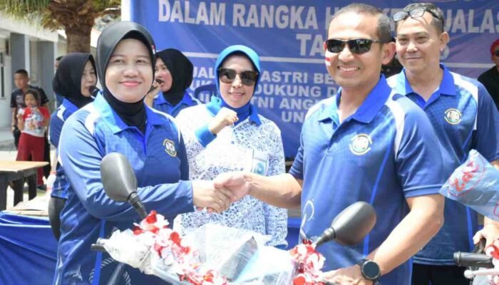 penyerahan hadiah utama oleh Komandan Lanal Palembang didampingi Ny. Rina Faisal