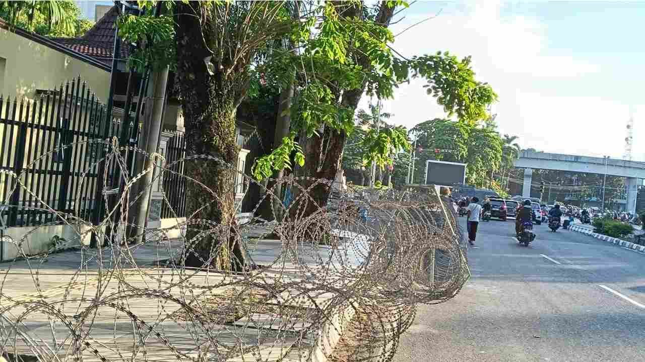 Antisipasi Demo, Polisi Pasang Kawat Berduri di Gedung DPRD Sumsel