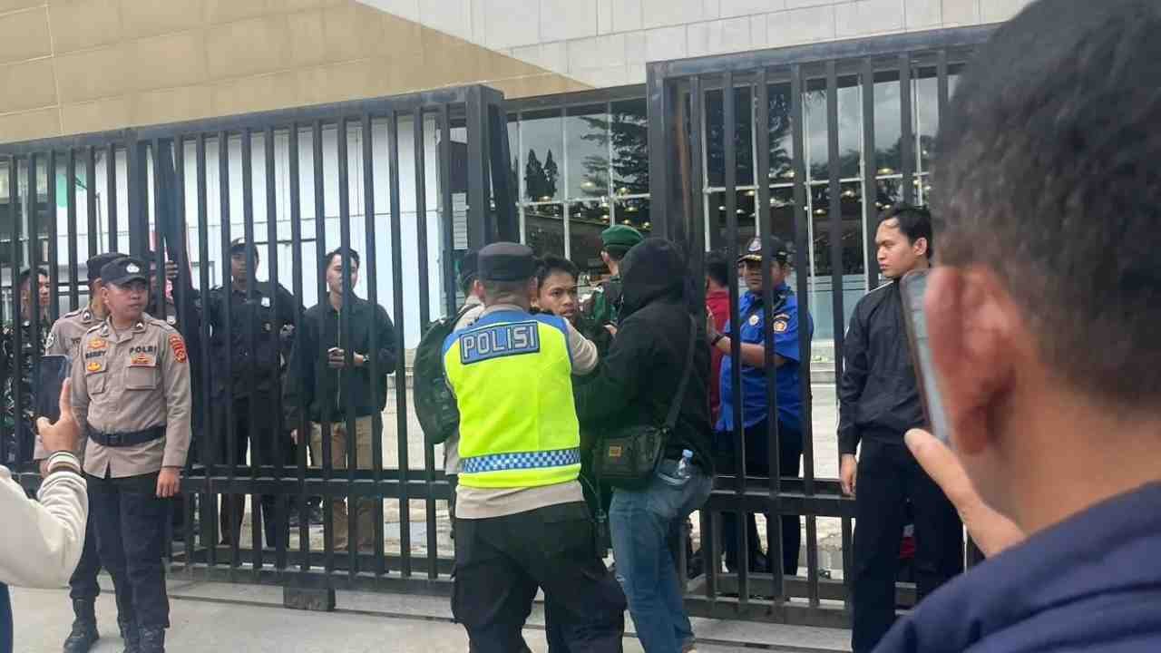 Bawa Senjata Tajam di Tengah Aksi, Pria Tak Dikenal Diamankan di DPRD Sumsel