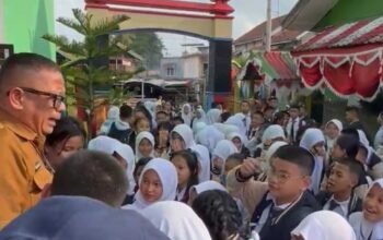 Diwarnai Isak Tangis, Kepala Sekolah Berprestasi SMPN 1 Prabumulih Dimutasi Mendadak