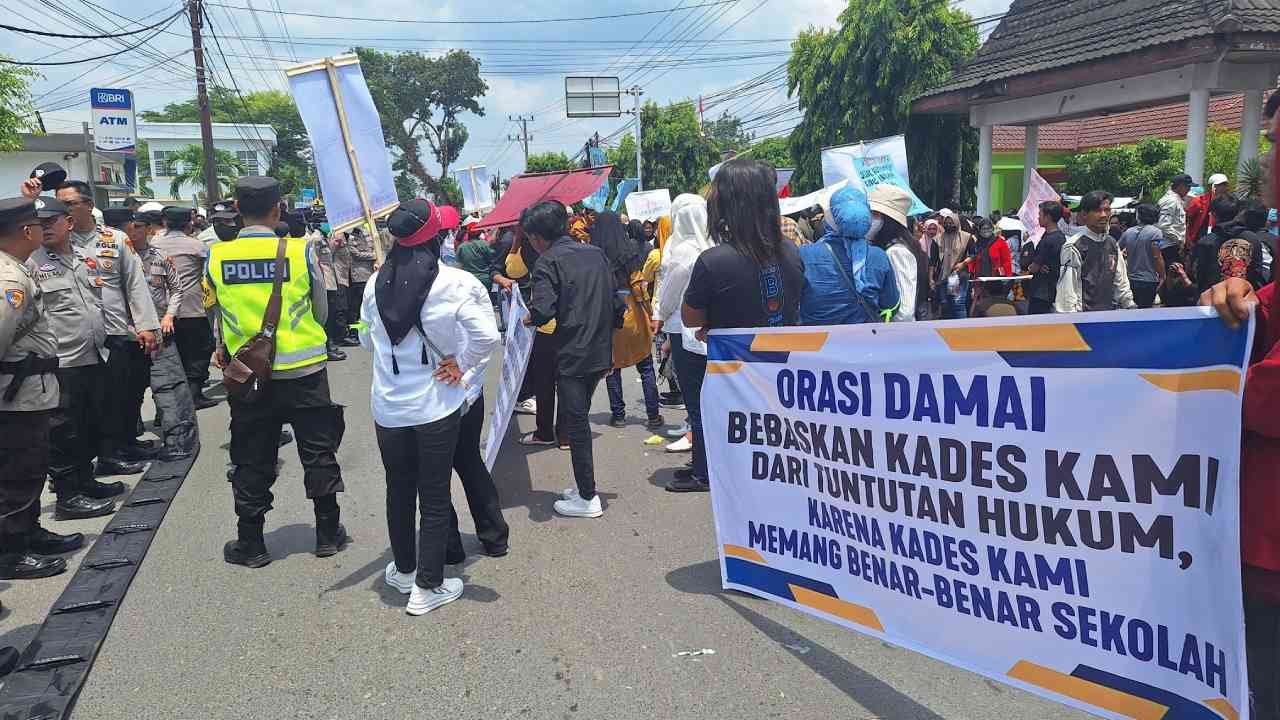 Drama Sidang Kades Ibrahim, Ratusan Warga Justru Bela Terdakwa Kasus Ijazah Palsu