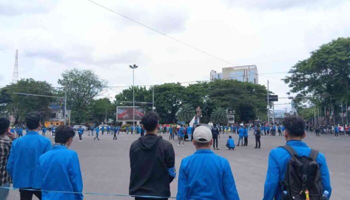 Jalan POM IX Ditutup, Akses Dialihkan Menyusul Kedatangan Massa Aksi