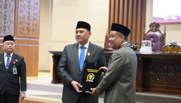 Ketua DPRD Sumsel Andie Dinialdie, bersama Wakil Ketua Ilyas Panji Alam dan Raden Gempita, serta disaksikan oleh Wakil Gubernur Sumsel Cik Ujang, melakukan penandatanganan keputusan DPRD.