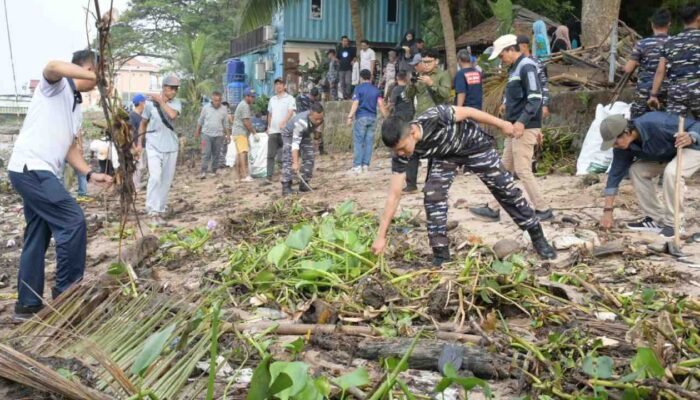 Lanal Palembang Pimpin Aksi Bersih Pesisir Musi, Wujudkan Sinergi Tiga Pilar