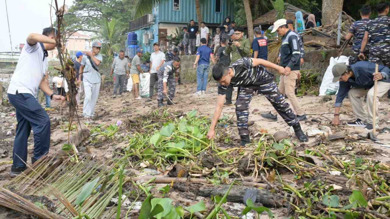Lanal Palembang Pimpin Aksi Bersih Pesisir Musi, Wujudkan Sinergi Tiga Pilar