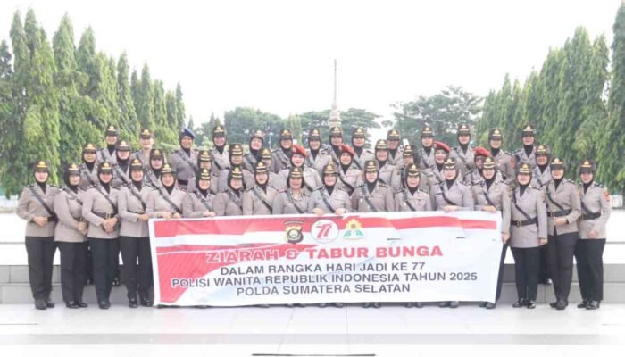 Mengheningkan Cipta di Makam Pahlawan, Polwan Polda Sumsel Renungkan Dedikasi di Hari Jadi Ke-77