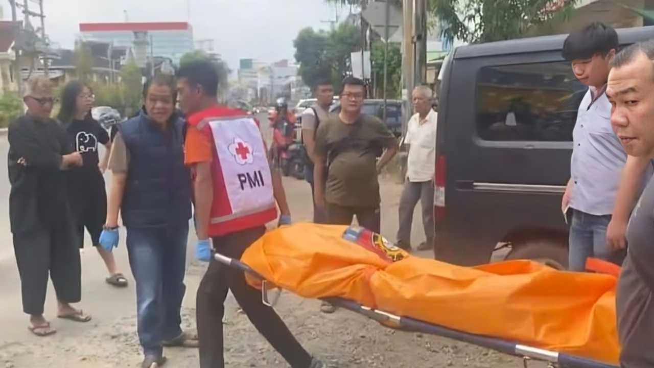 Mobil Menyala di Kolonel Atmo Gemparkan Warga, Pengemudi Ditemukan Meninggal