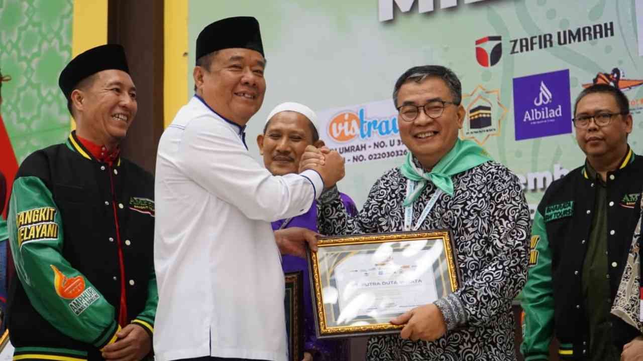 Pemprov Sumsel Tegaskan Sinergi Pelayanan, Wagub Cik Ujang Lepas 433 Jemaah Umrah Program "Satu Pesawat"