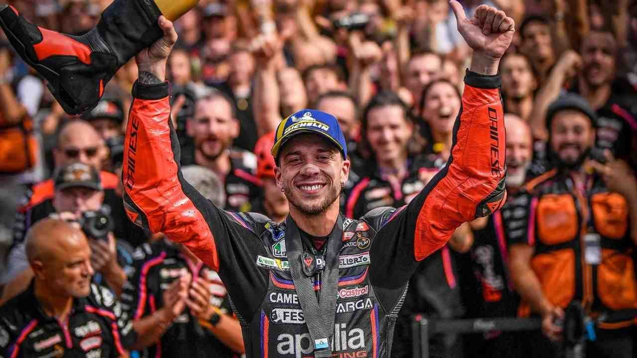 Sempurna di Kandang: Bezzecchi Rebut Sprint Race Misano, Marc Marquez Terjatuh Saat Memimpin
