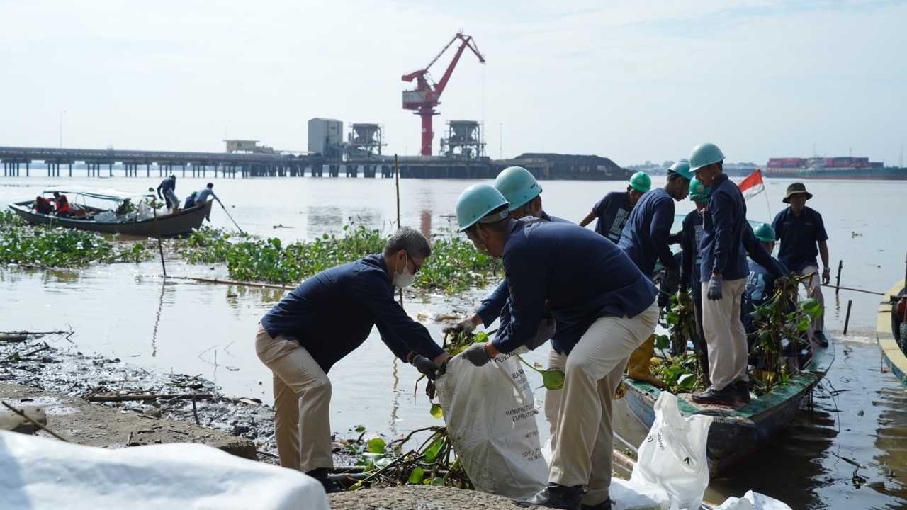 Jaga Ekosistem Maritim, PT Pusri Palembang Tegaskan Komitmen Lingkungan Melalui Aksi Bersih Sungai