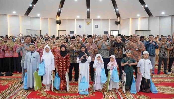 Direksi Pusri, Adhi Karya, dan Wuhuan foto bersama proyek strategis Proyek Pusri IIIB.